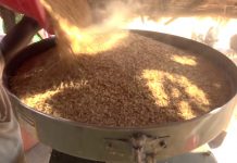 À la découverte d’une décortiqueuse permettant de séparer les riz des déchets à Bunkeya