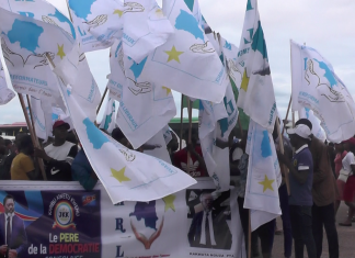 Les drapeaux bleu, blanc et jaune du MRL flottent pour accueillir Joseph KABILA à Kolwezi