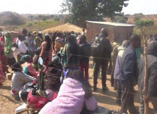 Lualaba: Les délocalisés du village MUKUMBI prenne d’assaut la maison du Chef du village