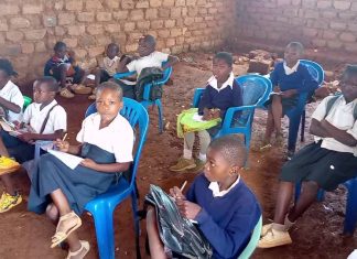 LUALABA : Village KAWAMA, les enfants étudient dans les conditions archaïques