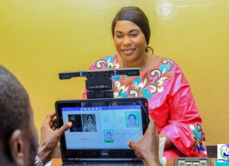 Lancement de l’opération d’enrôlement au Lualaba: Fifi MASUKA Saini, la première à se faire enrôler
