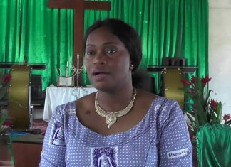 KOLWEZI : La présidente de la fondation FKM offre les tôles aux mamans KIPENDANO de Canaan